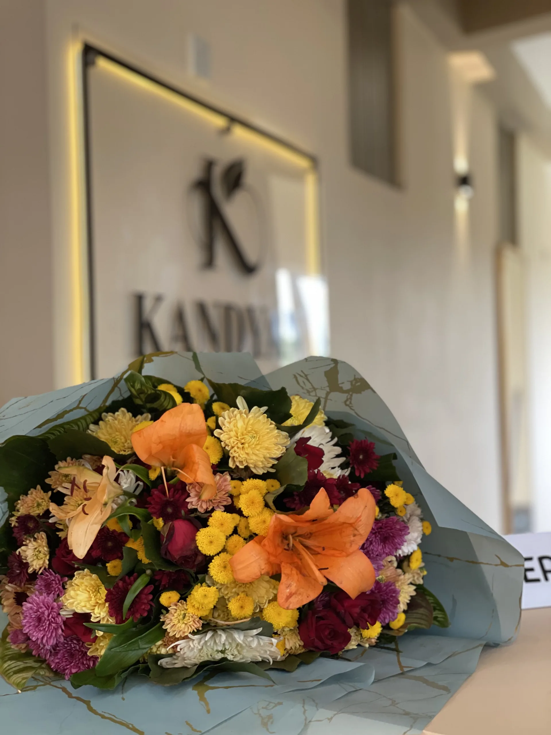 Fresh flowers at Kandyan Aesthetics Kadawatha reception