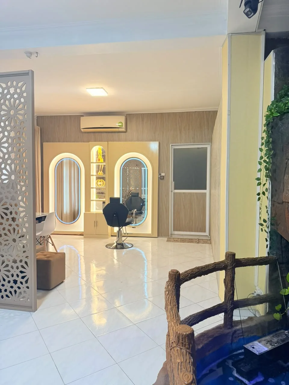 Kandyan Aesthetics Kandy styling suite with arched mirror stations